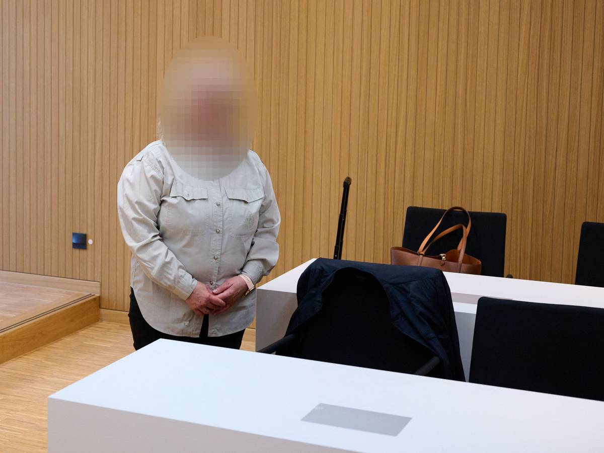 Die Angeklagte steht vor Prozessbeginn im Strafjustizzentrum im Gerichtssaal. Wegen des Vorwurfs körperlicher wie seelischer Misshandlung von Krippenkindern muss sich eine Erzieherin vor dem Amtsgericht München verantworten.