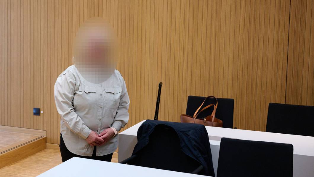 Die Angeklagte steht vor Prozessbeginn im Strafjustizzentrum im Gerichtssaal. Wegen des Vorwurfs körperlicher wie seelischer Misshandlung von Krippenkindern muss sich eine Erzieherin vor dem Amtsgericht München verantworten.