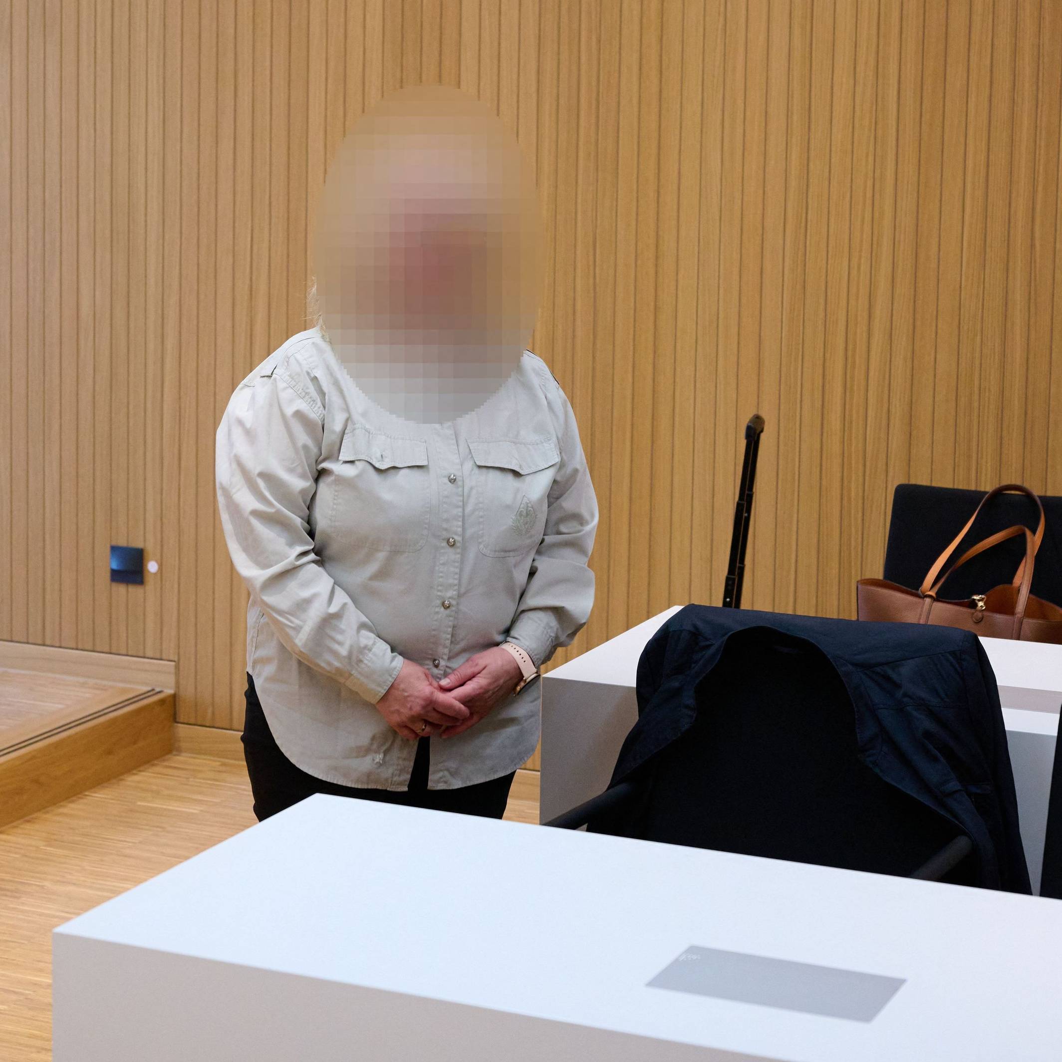 Die Angeklagte steht vor Prozessbeginn im Strafjustizzentrum im Gerichtssaal. Wegen des Vorwurfs körperlicher wie seelischer Misshandlung von Krippenkindern muss sich eine Erzieherin vor dem Amtsgericht München verantworten.
