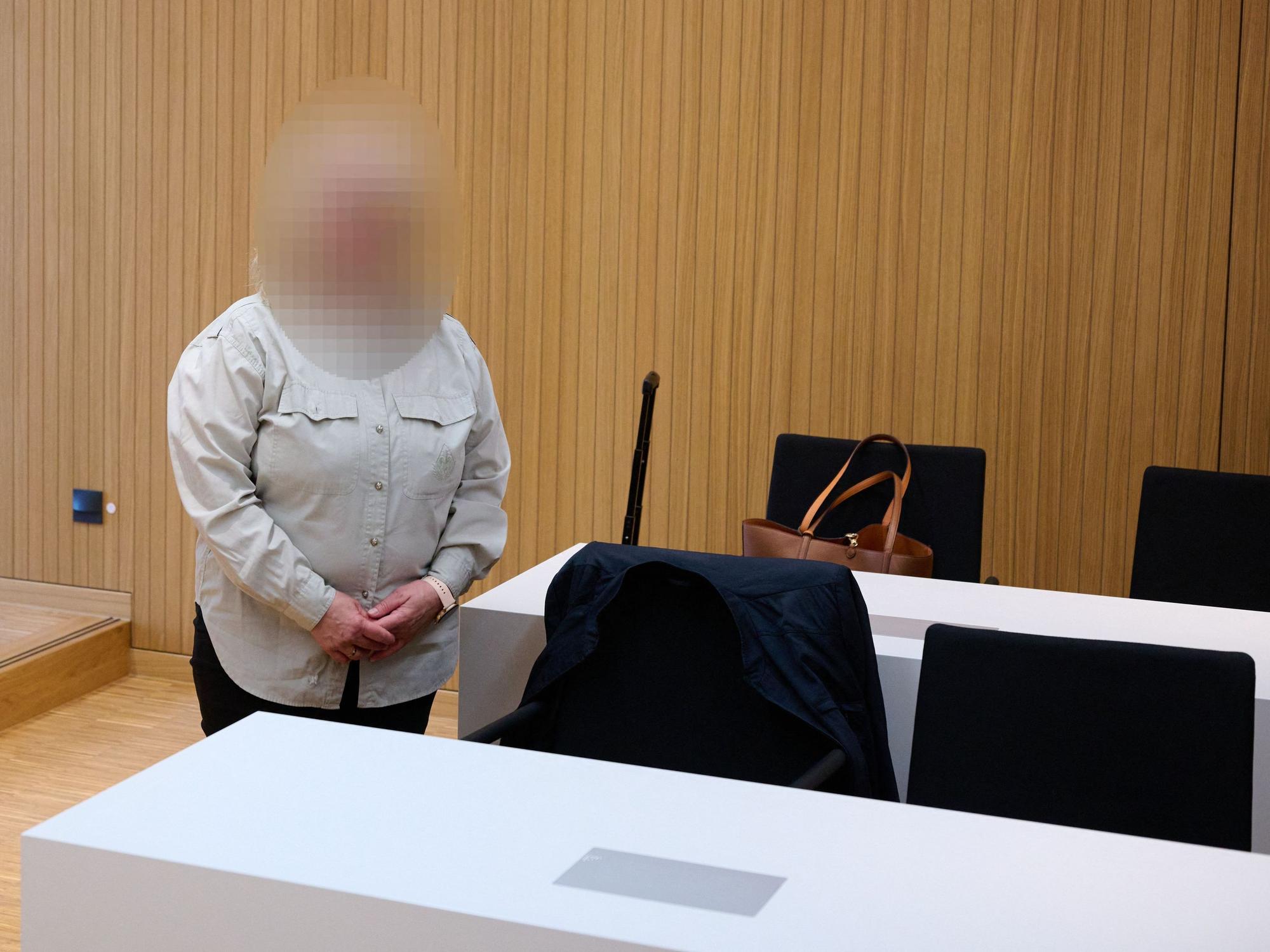 Die Angeklagte steht vor Prozessbeginn im Strafjustizzentrum im Gerichtssaal. Wegen des Vorwurfs körperlicher wie seelischer Misshandlung von Krippenkindern muss sich eine Erzieherin vor dem Amtsgericht München verantworten.