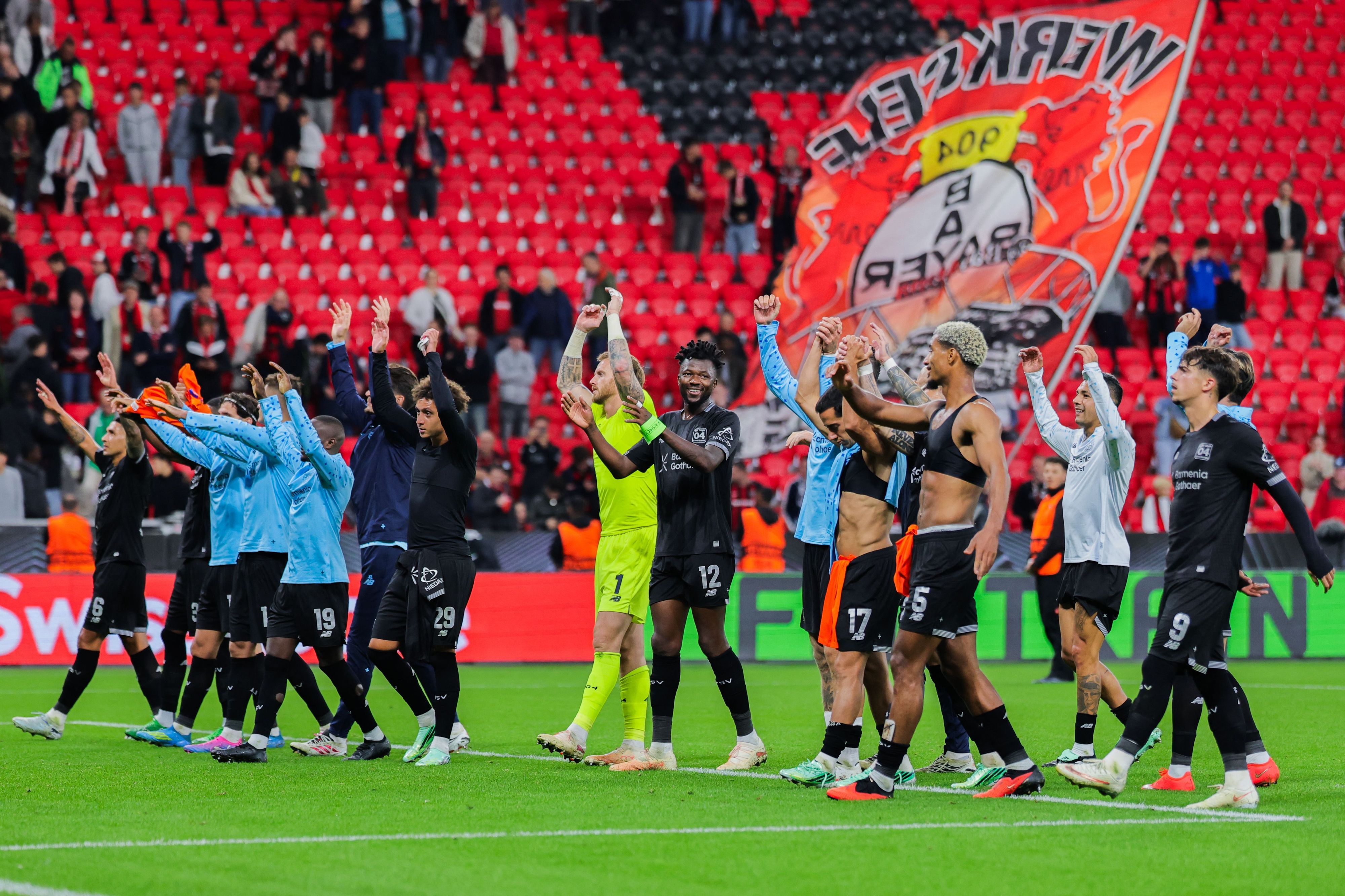 Die Profis von Bayer Leverkusen feiern vor den Fans.