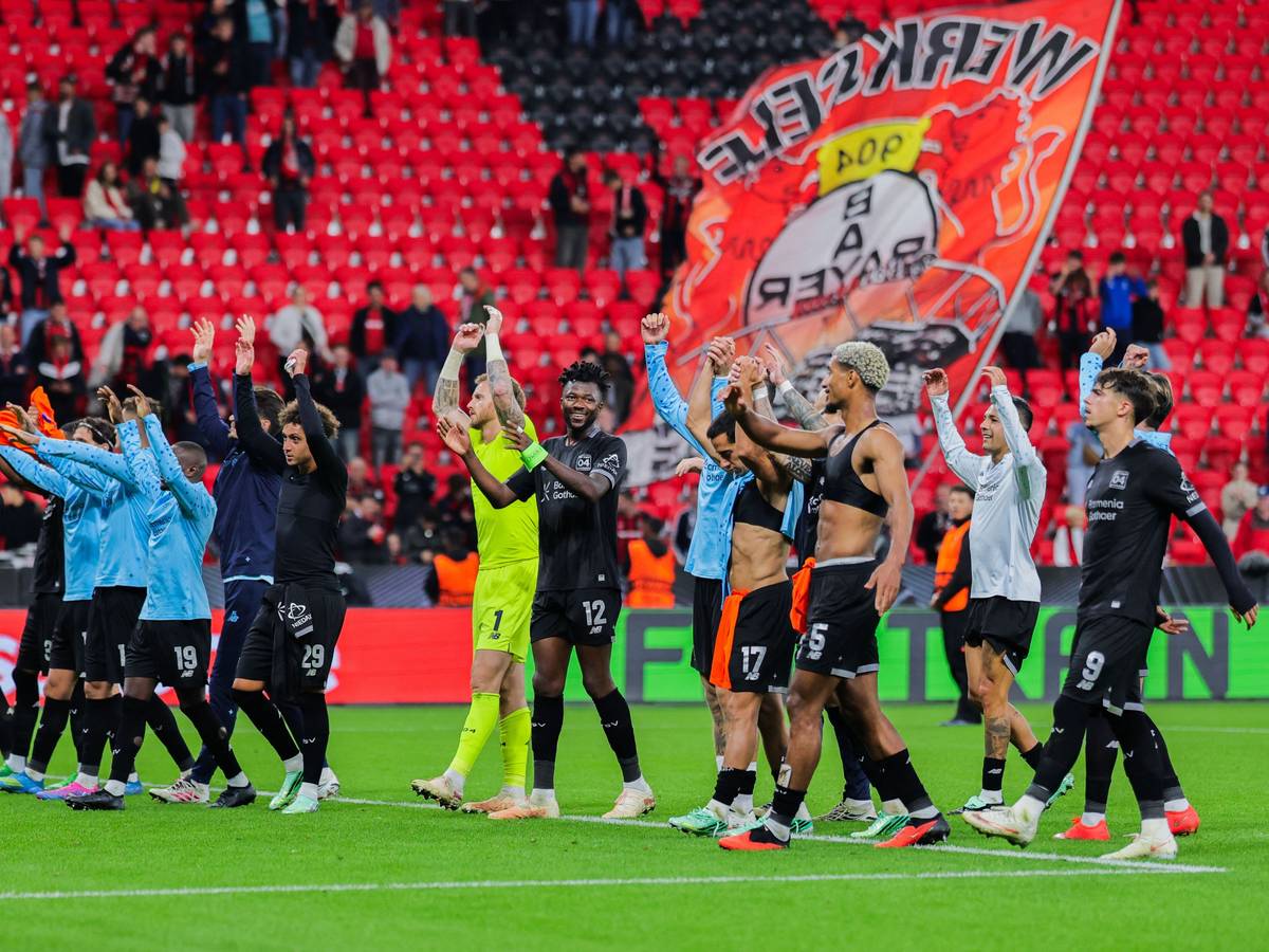 Die Profis von Bayer Leverkusen feiern vor den Fans.