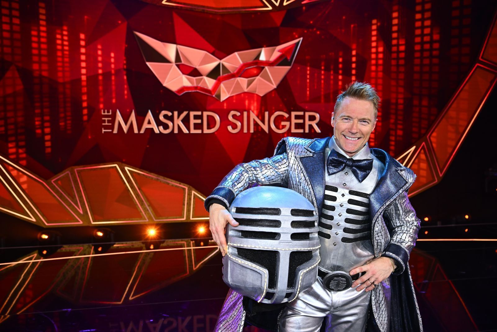 Im Kostüm von Mr. Mic steckte der internationale Superstar Ronan Keating. Er wurde mit Standing Ovations vom Publikum gefeiert. (Bild: Joyn/Willi Weber)