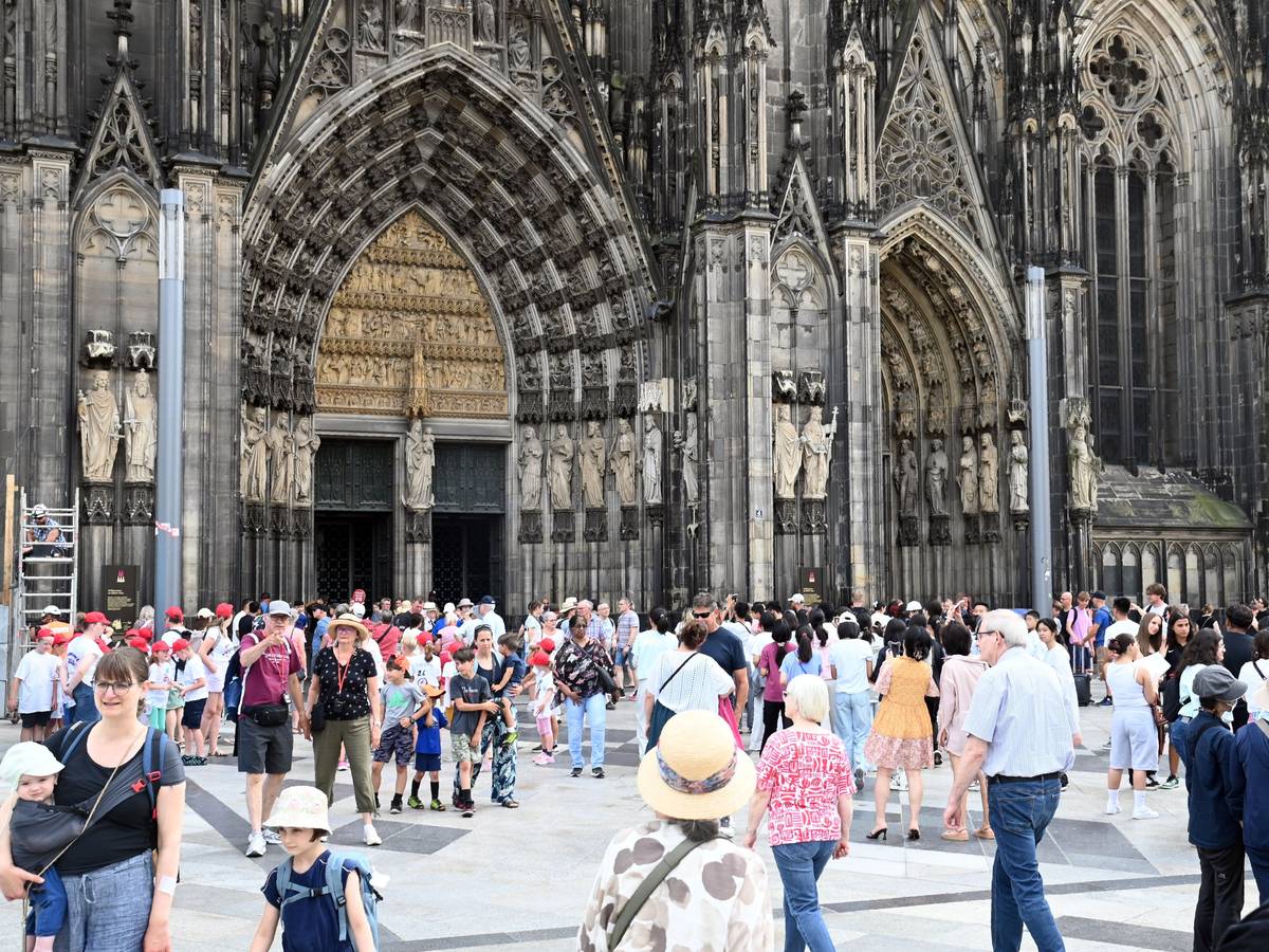 30.06.2026 Köln. Ab Mittwoch (01.07) kostet der Besuch des Kölner Doms erstmals Eintritt, es gibt allerdings auch Ausnahmen. Die Situation am letzten Tag mit kostenfreier Besuchsmöglichkeit. Foto:Alexander Schwaiger