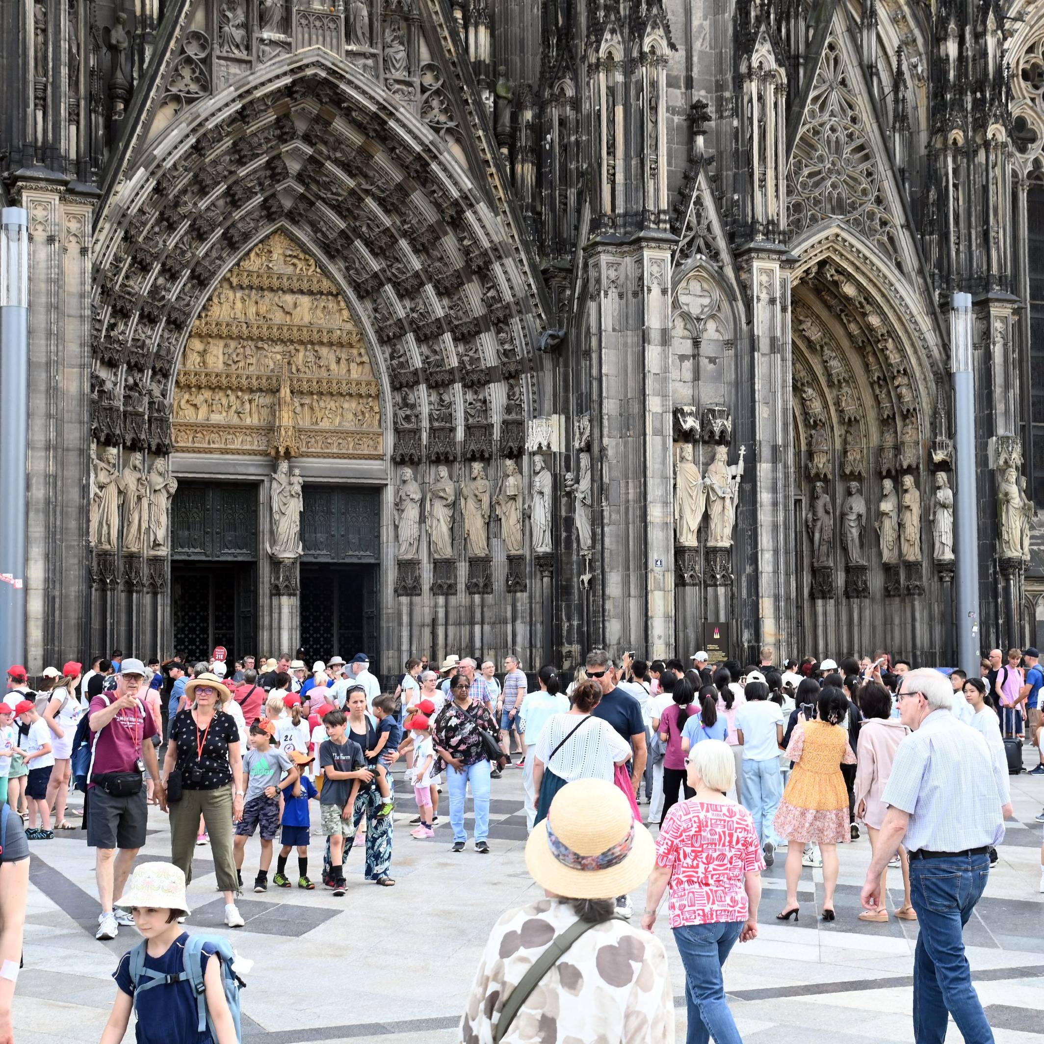 30.06.2026 Köln. Ab Mittwoch (01.07) kostet der Besuch des Kölner Doms erstmals Eintritt, es gibt allerdings auch Ausnahmen. Die Situation am letzten Tag mit kostenfreier Besuchsmöglichkeit. Foto:Alexander Schwaiger