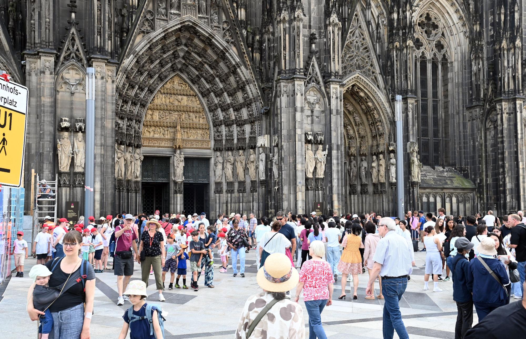 30.06.2026 Köln. Ab Mittwoch (01.07) kostet der Besuch des Kölner Doms erstmals Eintritt, es gibt allerdings auch Ausnahmen. Die Situation am letzten Tag mit kostenfreier Besuchsmöglichkeit. Foto:Alexander Schwaiger