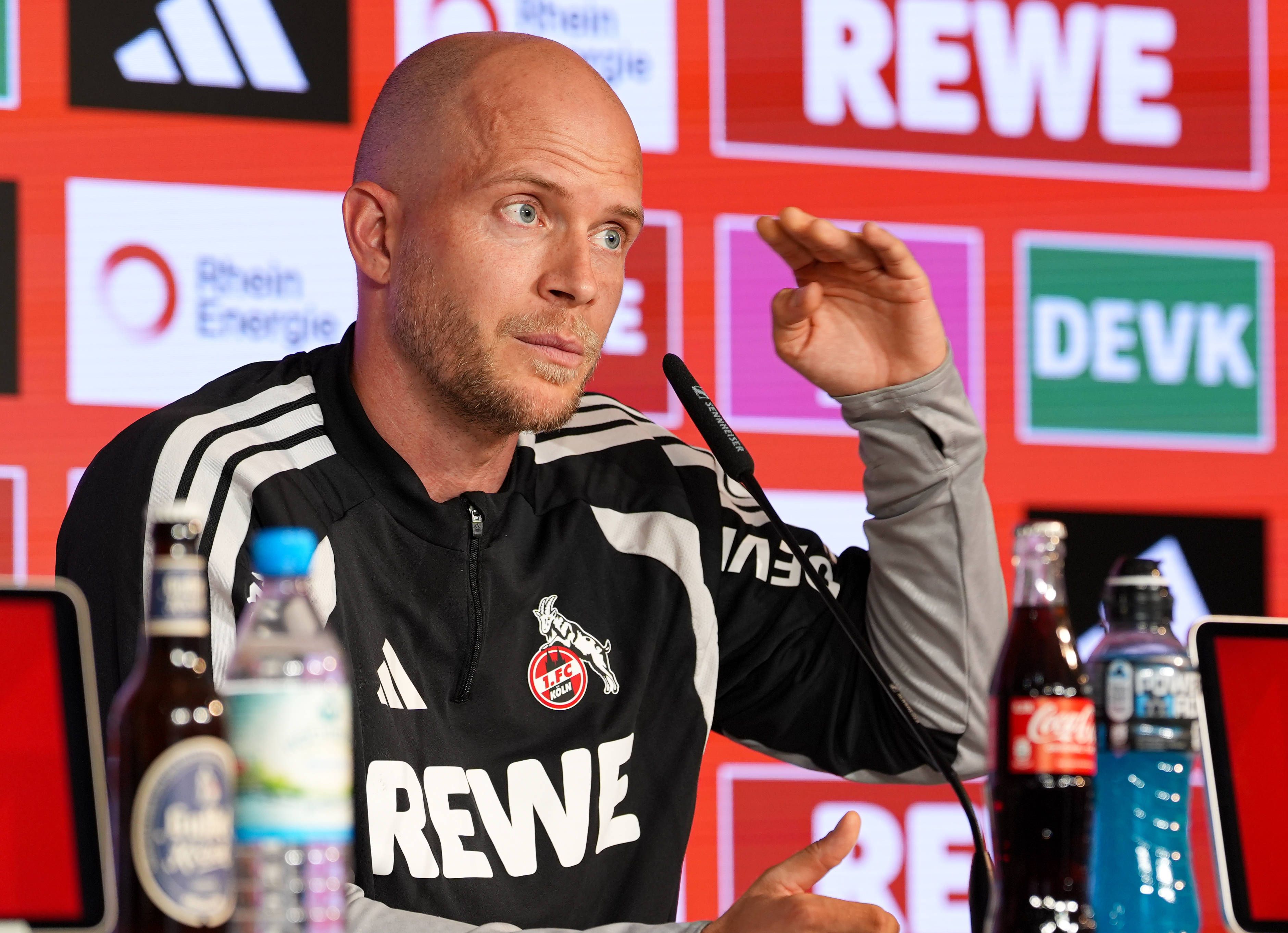 René Wagner (1. FC Köln) spricht während einer Pressekonferenz mit den Medienvertretern.