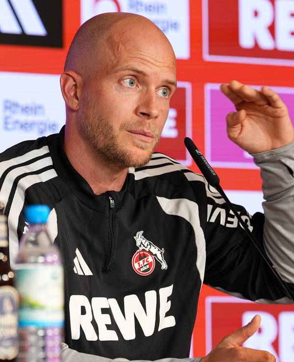 René Wagner (1. FC Köln) spricht während einer Pressekonferenz mit den Medienvertretern.