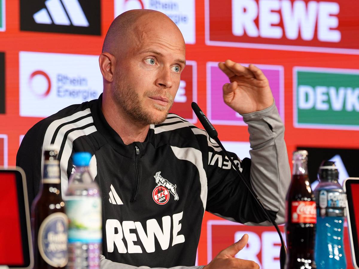 René Wagner (1. FC Köln) spricht während einer Pressekonferenz mit den Medienvertretern.