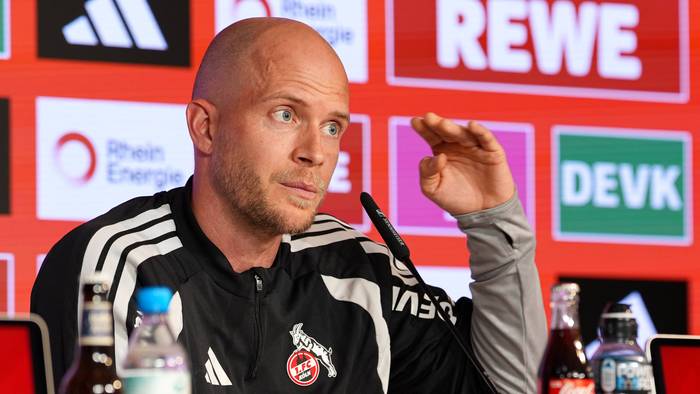René Wagner (1. FC Köln) spricht während einer Pressekonferenz mit den Medienvertretern.