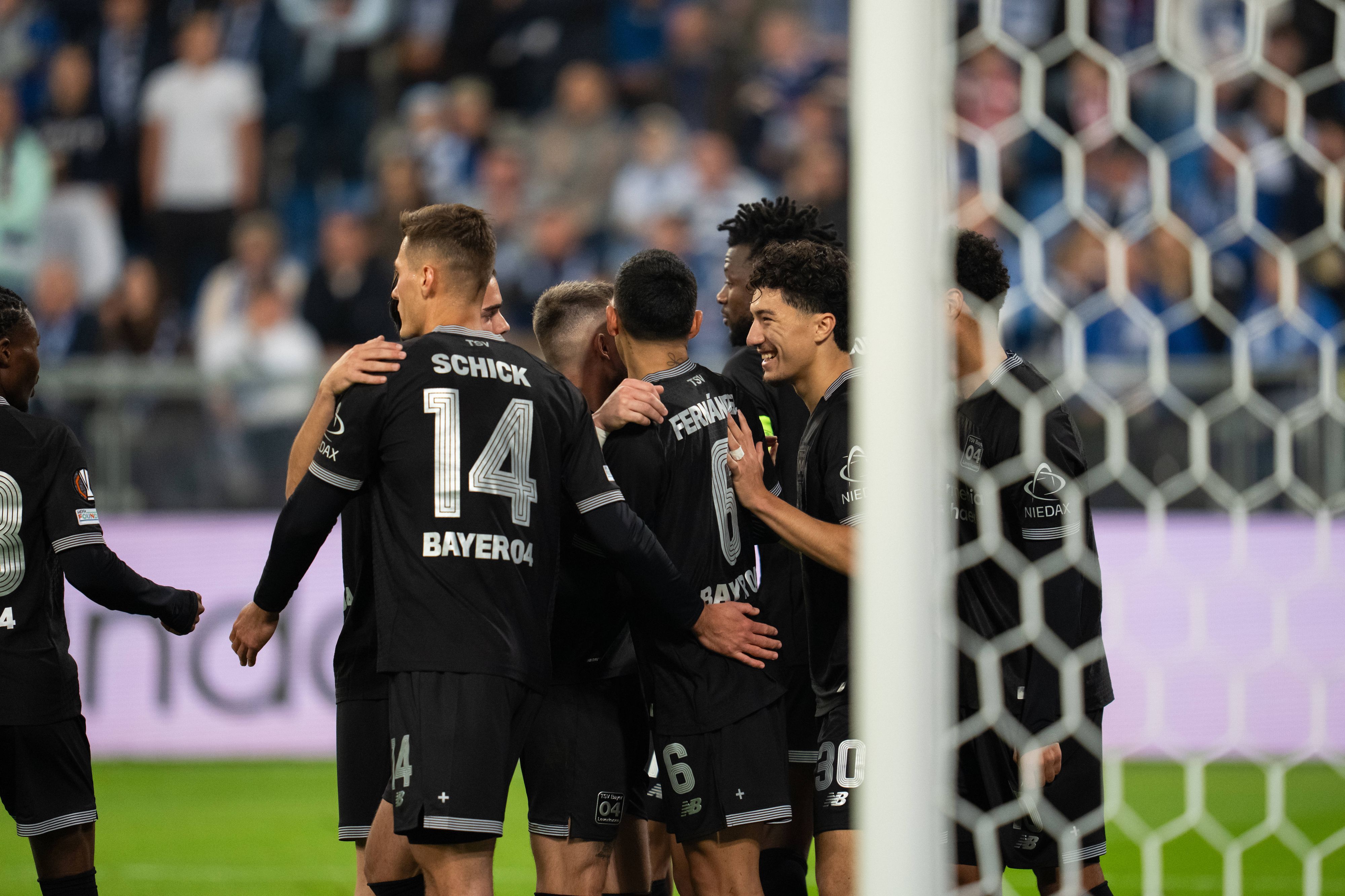 Die Profis vom Bayer Leverkusen jubeln gemeinsam.
