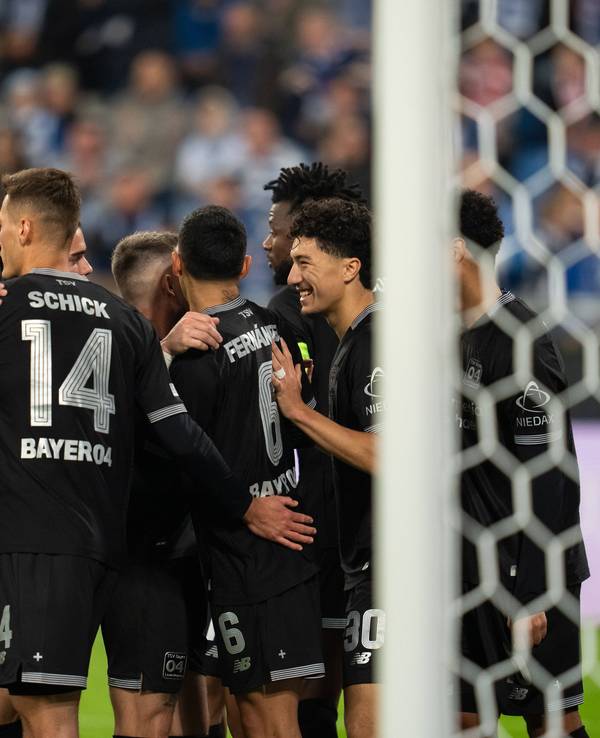 Die Profis vom Bayer Leverkusen jubeln gemeinsam.