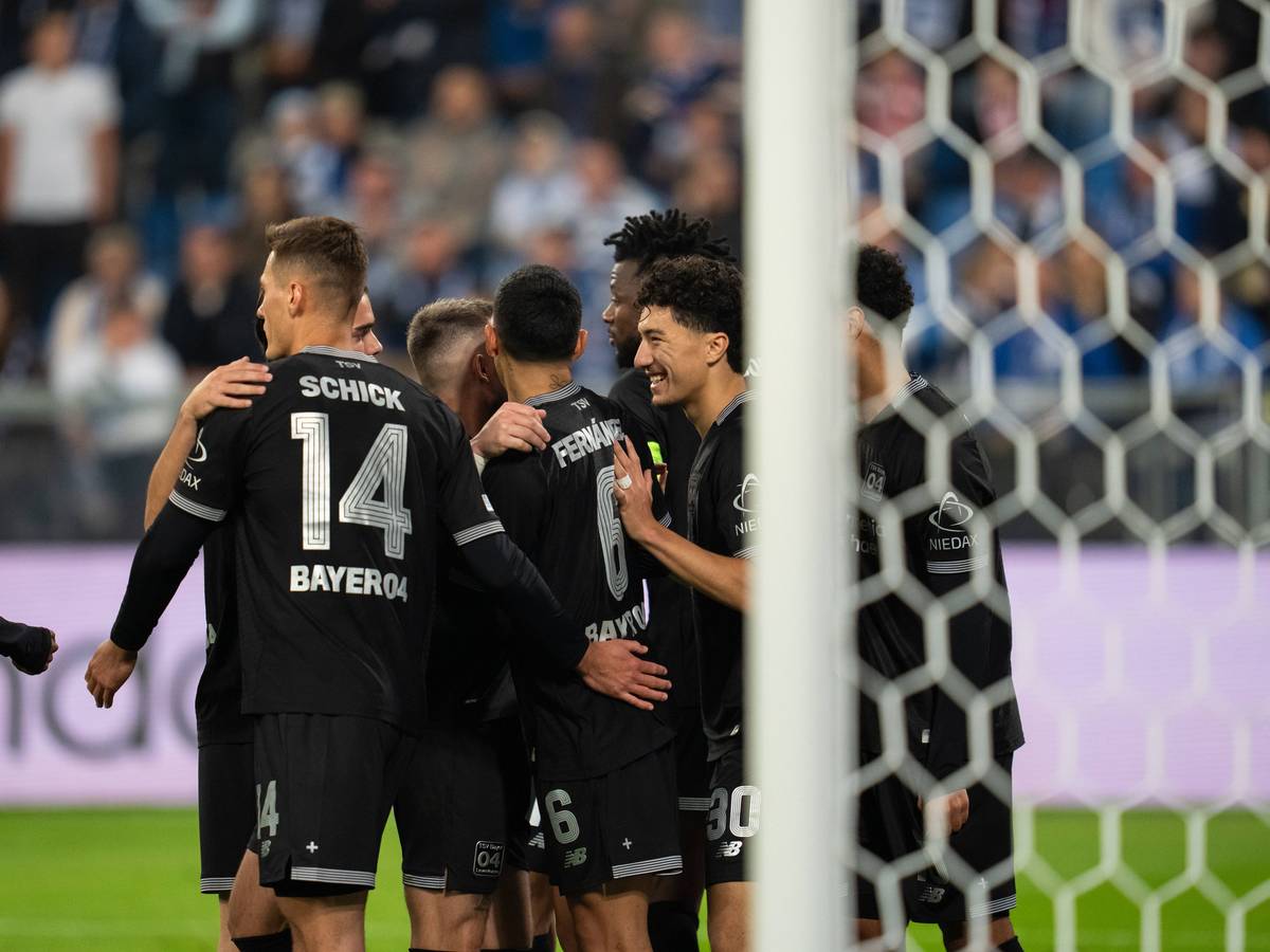 Die Profis vom Bayer Leverkusen jubeln gemeinsam.