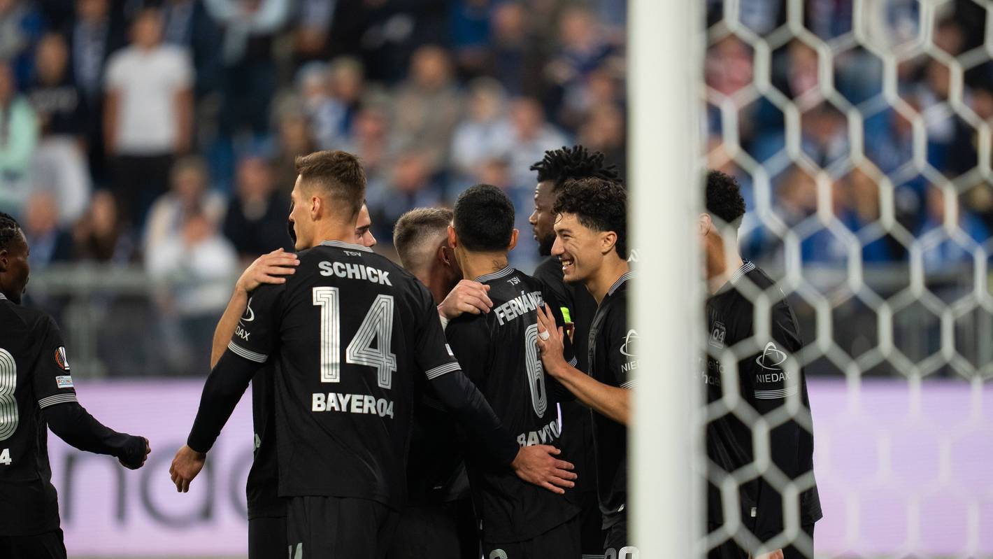 Die Profis vom Bayer Leverkusen jubeln gemeinsam.