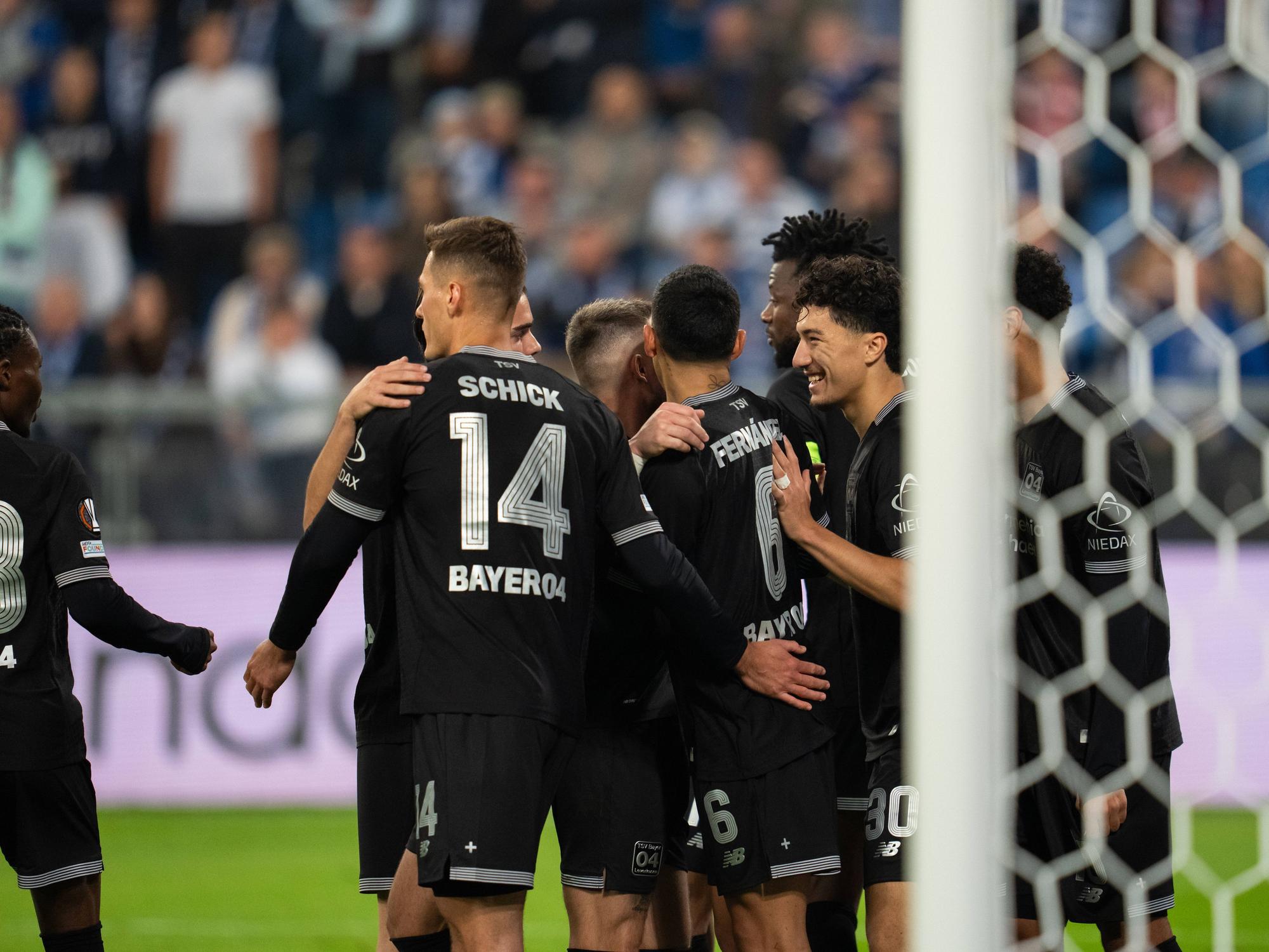 Die Profis vom Bayer Leverkusen jubeln gemeinsam.