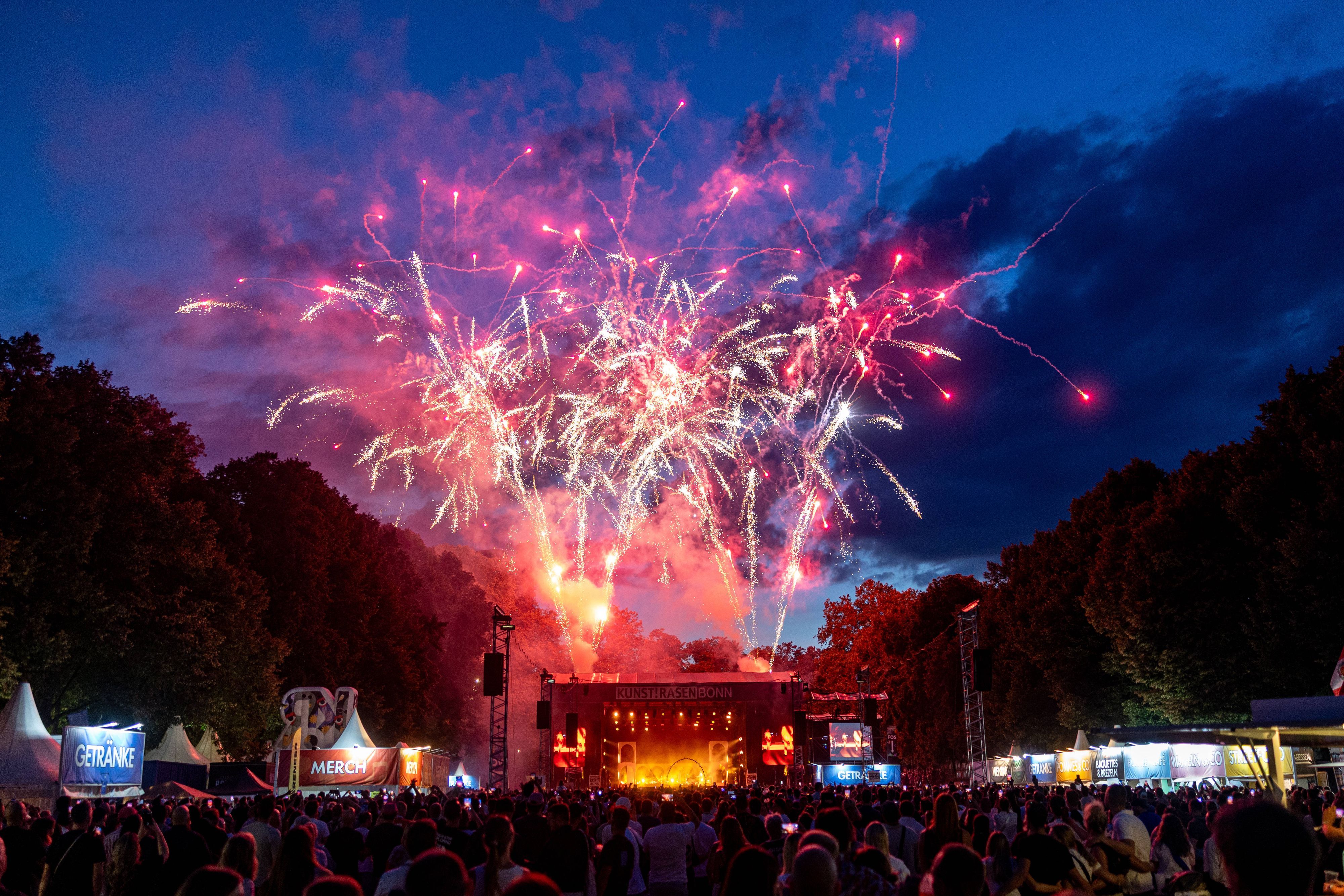 Blick auf ein Feuerwerk über den KunstRasen in Bonn.