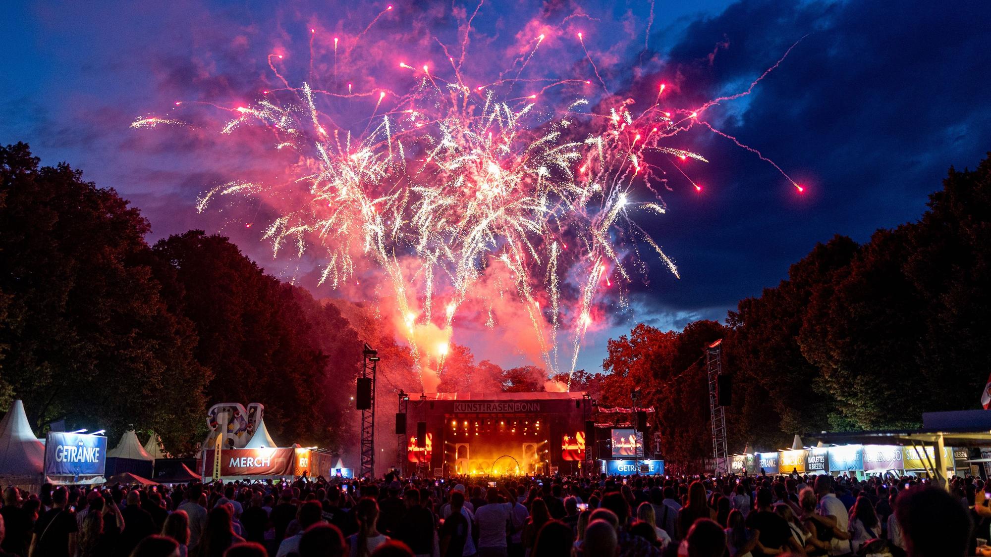 Blick auf ein Feuerwerk über den KunstRasen in Bonn.