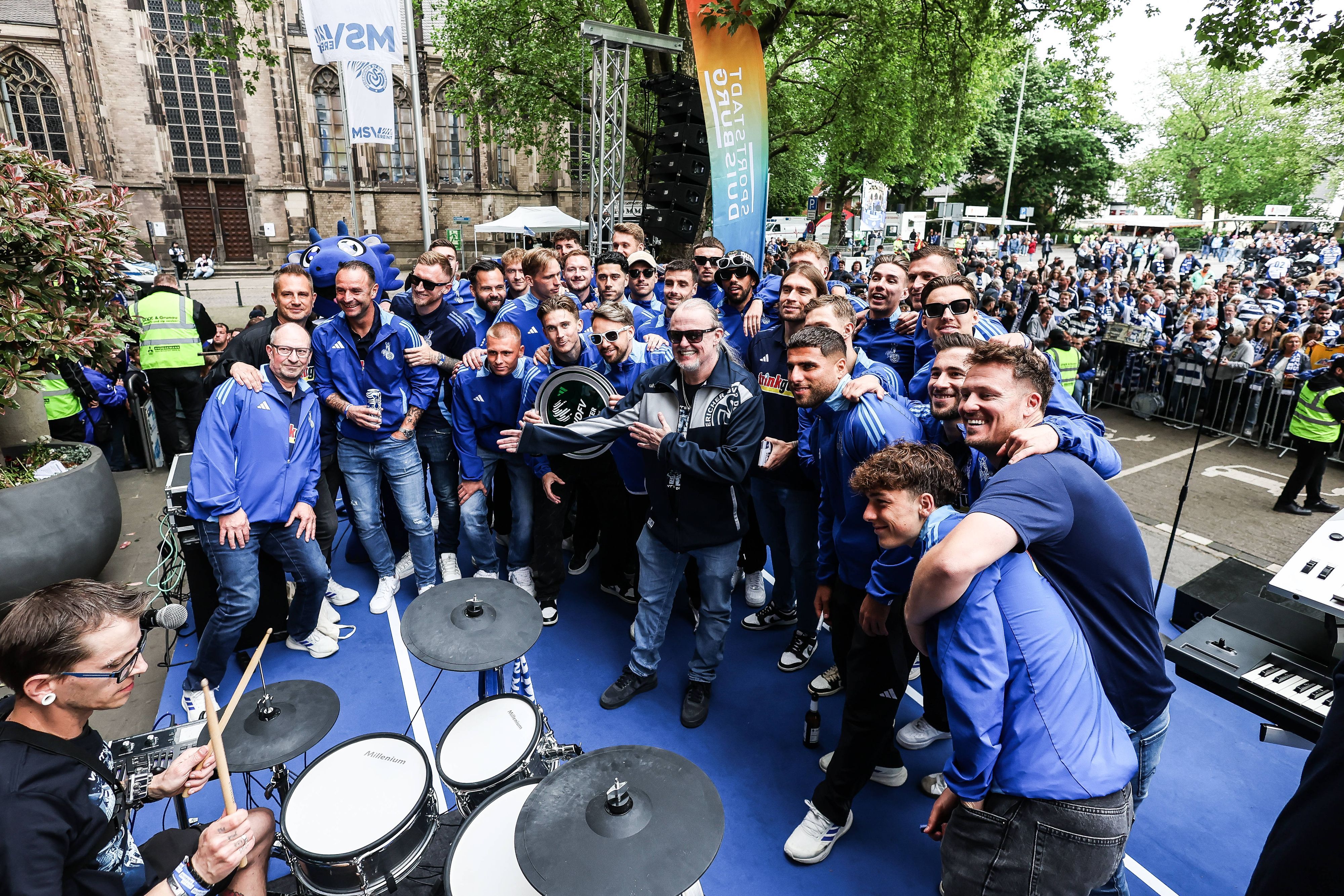 Markus Krebs und die Mannschaft vom MSV Duisburg 2025 mit der Meisterschale