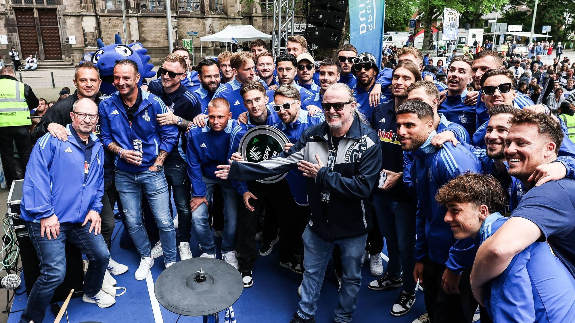 Markus Krebs und die Mannschaft vom MSV Duisburg 2025 mit der Meisterschale