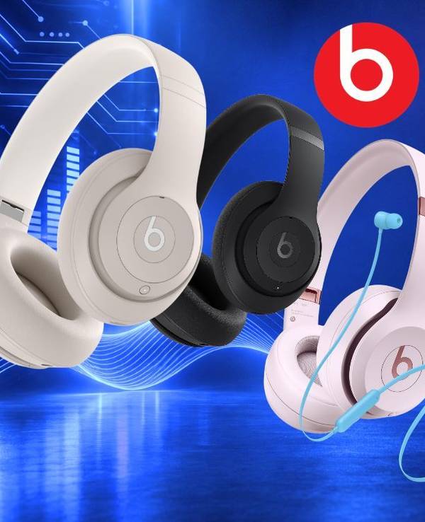 Mehrere Beats-Kopfhörer vor blauem Technik-Hintergrund mit Schallwellen: Studio Pro in Sandbeige und Schwarz, Solo 4 in Rosa und Blau, Powerbeats Pro 2 in Schwarz sowie Flex mit Nackenband in Hellblau, dazu das Beats- und das Amazon-Logo.