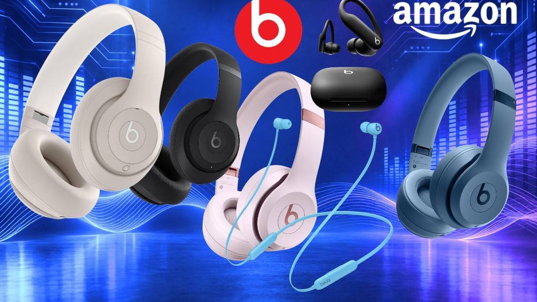 Mehrere Beats-Kopfhörer vor blauem Technik-Hintergrund mit Schallwellen: Studio Pro in Sandbeige und Schwarz, Solo 4 in Rosa und Blau, Powerbeats Pro 2 in Schwarz sowie Flex mit Nackenband in Hellblau, dazu das Beats- und das Amazon-Logo.