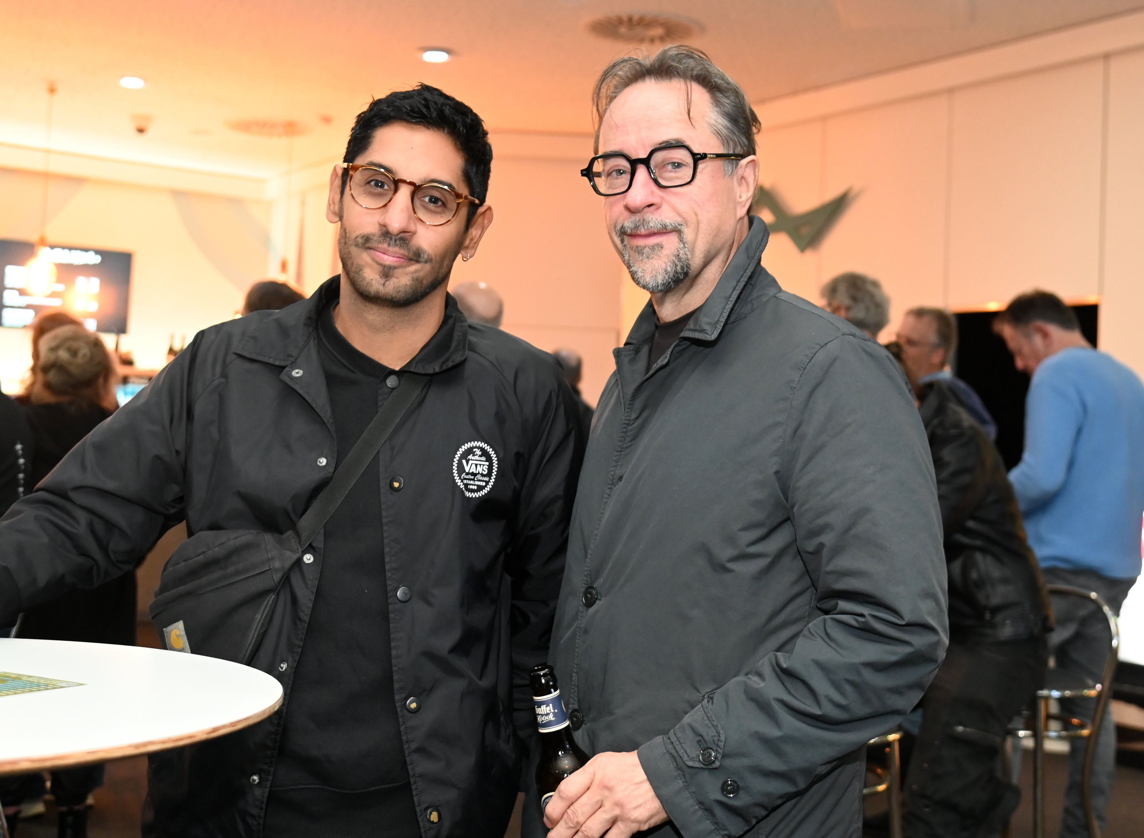 Jan Josef Liefers mit Juri Rother im Foyer.