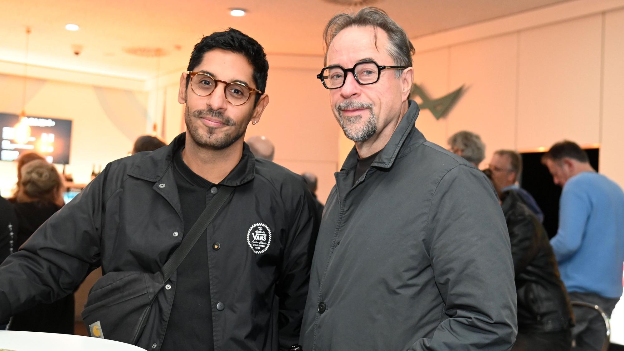Jan Josef Liefers mit Juri Rother im Foyer.