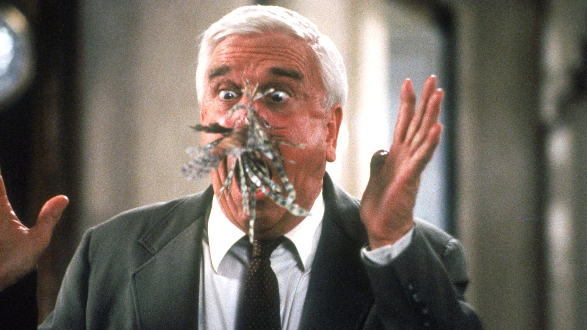Frank Drebins (Leslie Nielsen) Nase befindet sich in einer misslichen Lage. (Bild: RTLZWEI)