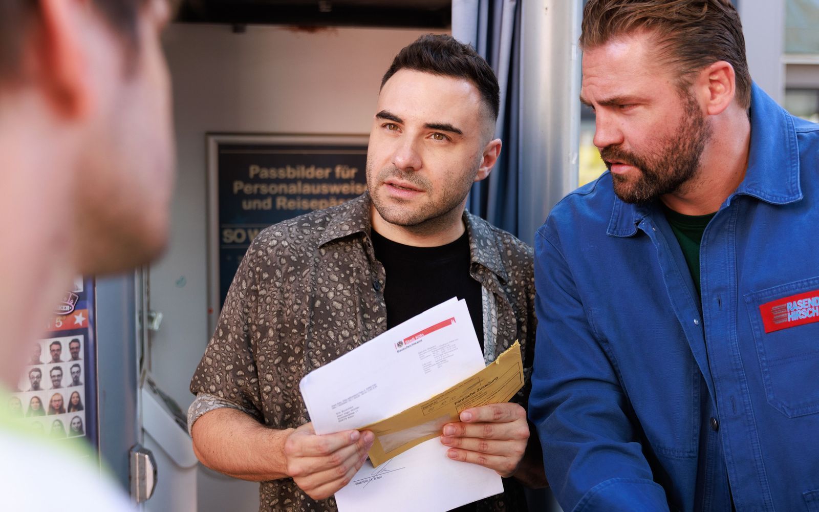 „Unter uns“-Stars  Lars Steinhöfel (links) und Richard Lingscheidt: Kommendes Jahr ist bei der RTL-Daily Schluss. (Bild: RTL / Sebastian Meyer)