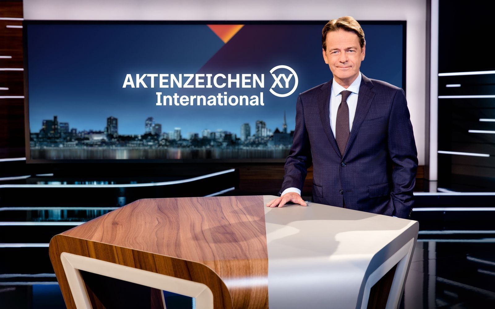 Seit 2002 moderiert Rudi Cerne „Aktenzeichen XY ... Ungelöst“. Nun stand er auch erstmals für den Ableger „Aktenzeichen XY ... International“ vor der Kamera. (Bild: ZDF/Nadine Rupp)