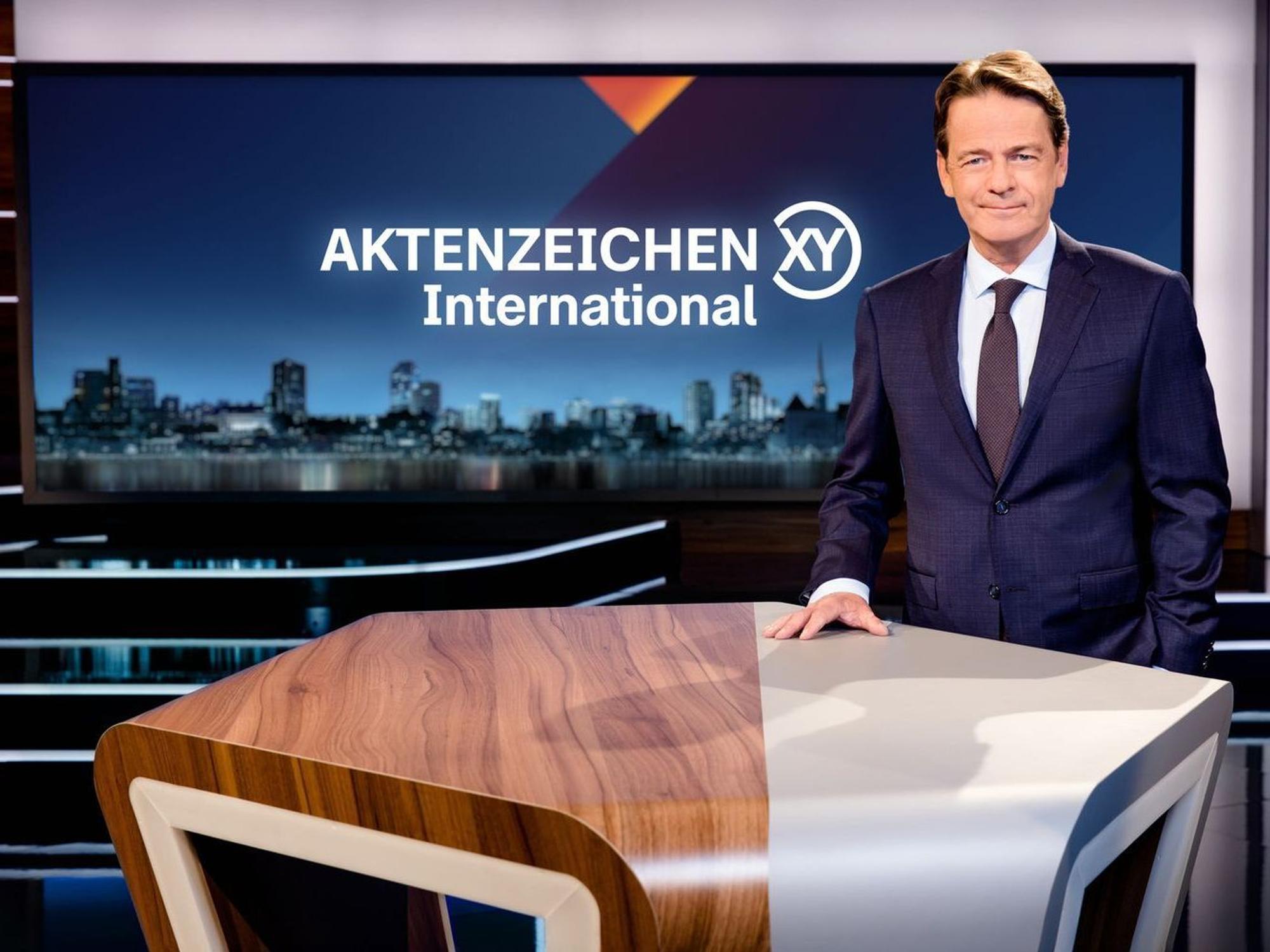 Seit 2002 moderiert Rudi Cerne „Aktenzeichen XY ... Ungelöst“. Nun stand er auch erstmals für den Ableger „Aktenzeichen XY ... International“ vor der Kamera. (Bild: ZDF/Nadine Rupp)