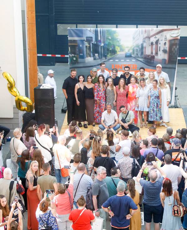 „Unter Uns“-Fantreffen in Köln: Dass auch die Wiederholungen am Vormittag nicht mehr bei RTL zu sehen sind, hat viele Fans entsetzt. Sie kämpfen für die Serie.