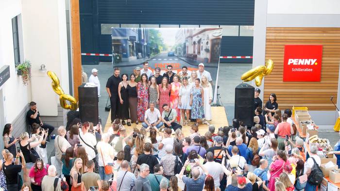 „Unter Uns“-Fantreffen in Köln: Dass auch die Wiederholungen am Vormittag nicht mehr bei RTL zu sehen sind, hat viele Fans entsetzt. Sie kämpfen für die Serie.