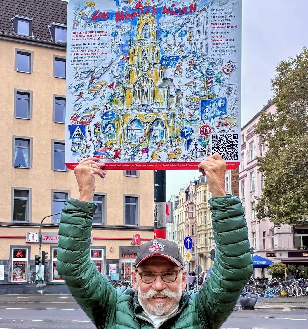 Janus Fröhlich zeigt ein Straßenschild.
