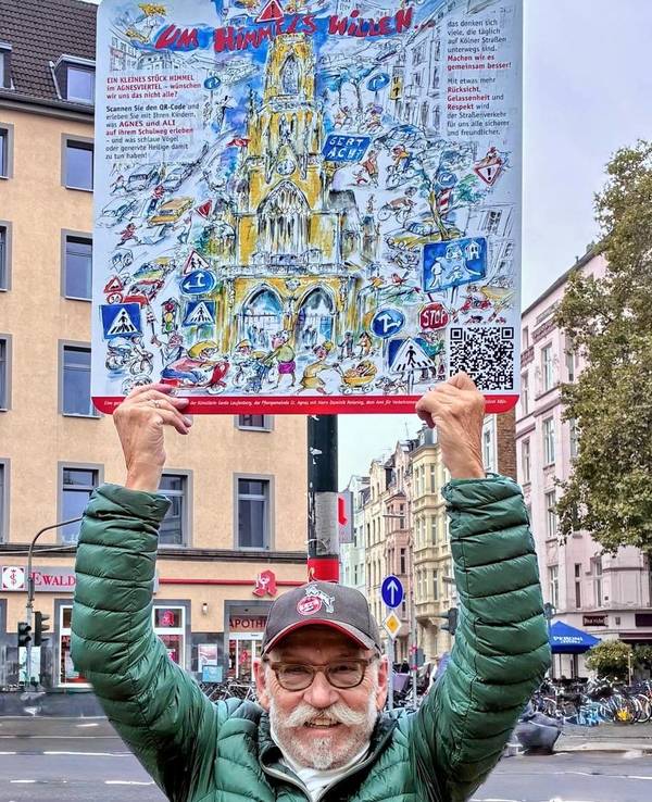 Janus Fröhlich zeigt ein Straßenschild.