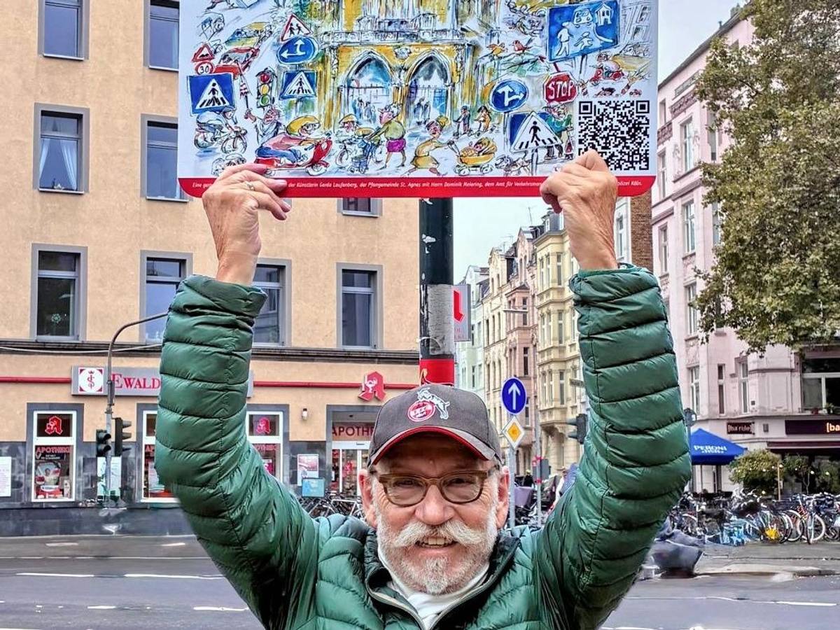 Janus Fröhlich zeigt ein Straßenschild.