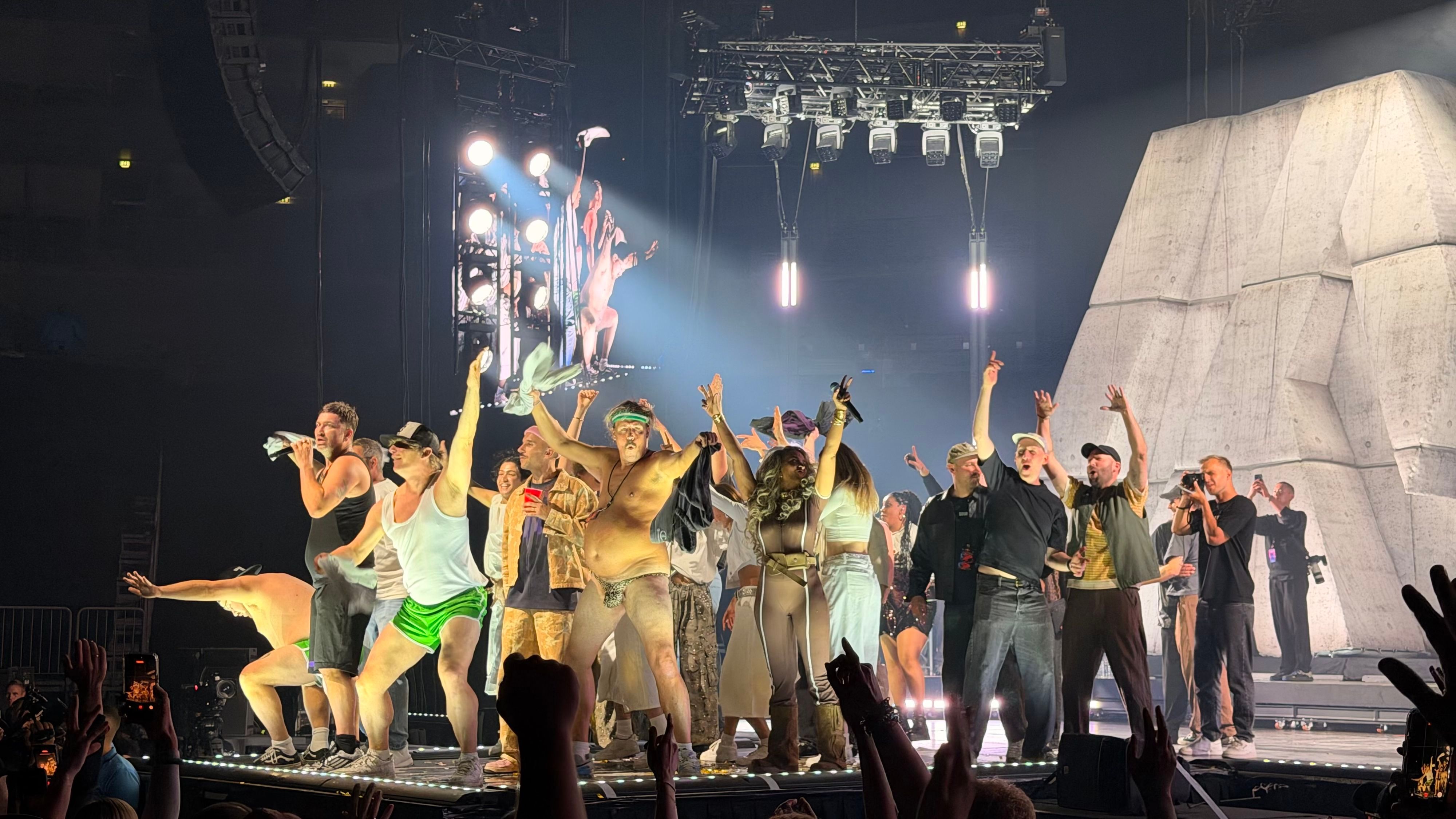 Marteria mit dem Team Rhythmusgymnastik und Querbeat auf der Bühne.