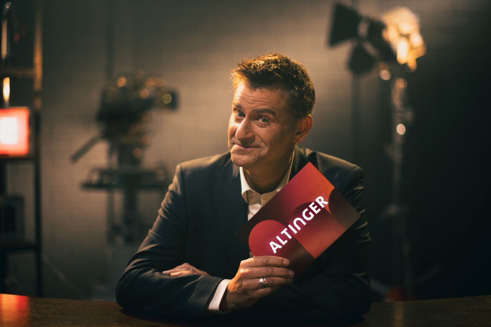 Michael Altinger begann seine Kabarettkarriere 1995. Seither hat sich die Kunst merkbar verändert, erklärt er im Interview zu seiner neuen Sendung „Altinger“. (Bild: BR/Bavaria Entertainment GmbH/Sebastian Schulte)