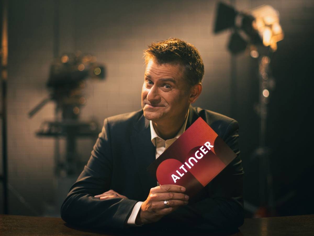 Michael Altinger begann seine Kabarettkarriere 1995. Seither hat sich die Kunst merkbar verändert, erklärt er im Interview zu seiner neuen Sendung „Altinger“. (Bild: BR/Bavaria Entertainment GmbH/Sebastian Schulte)