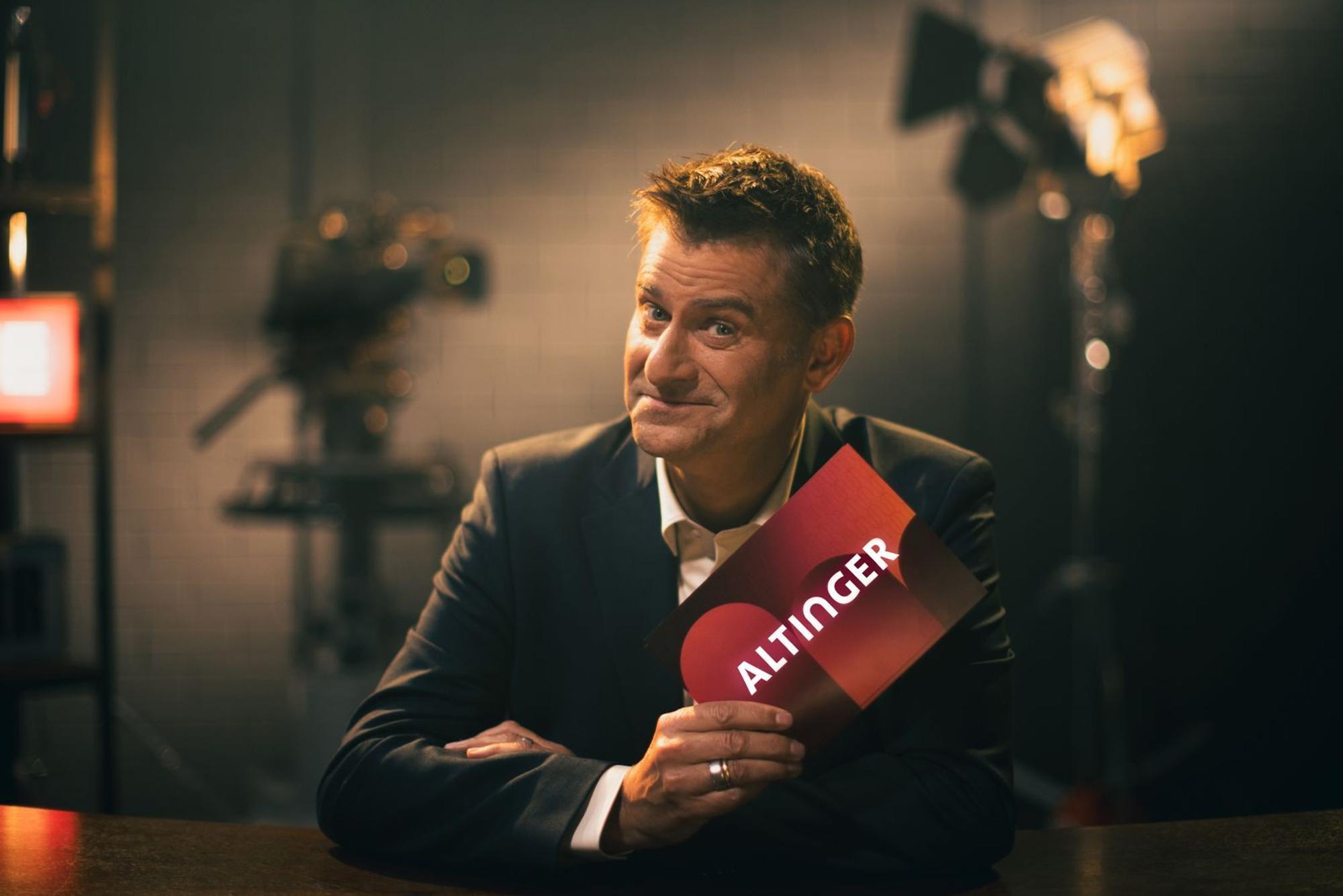 Michael Altinger begann seine Kabarettkarriere 1995. Seither hat sich die Kunst merkbar verändert, erklärt er im Interview zu seiner neuen Sendung „Altinger“. (Bild: BR/Bavaria Entertainment GmbH/Sebastian Schulte)