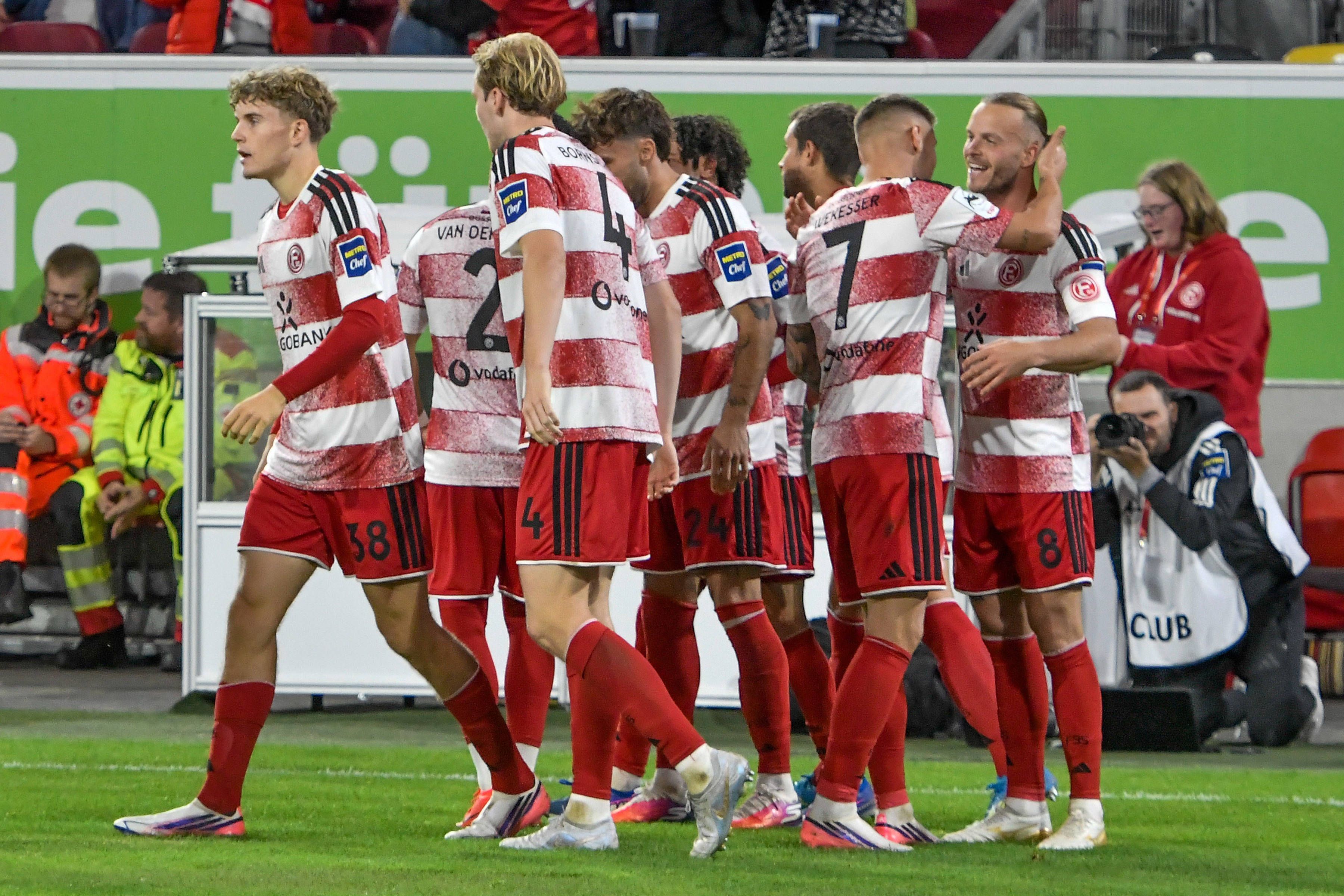 Die Profis von Fortuna Düsseldorf jubeln gemeinsam.