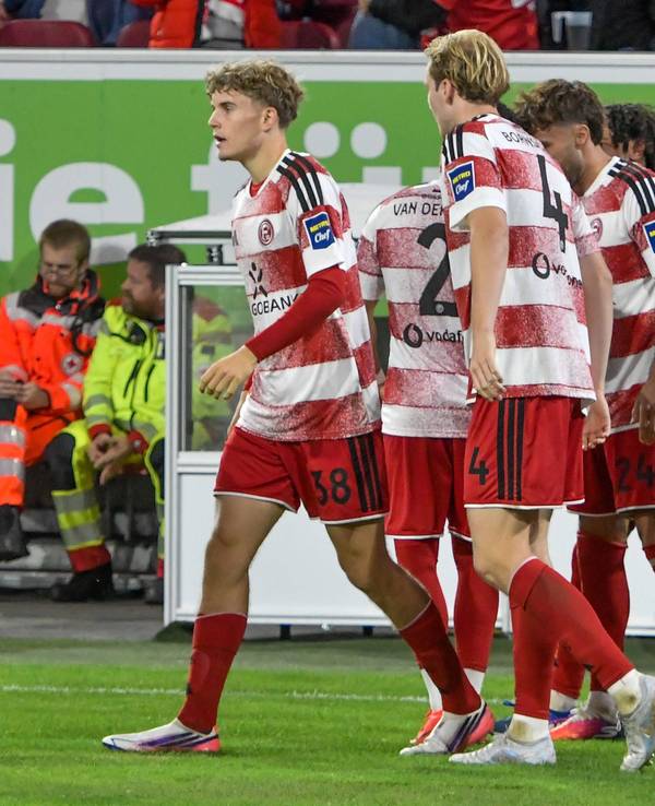 Die Profis von Fortuna Düsseldorf jubeln gemeinsam.