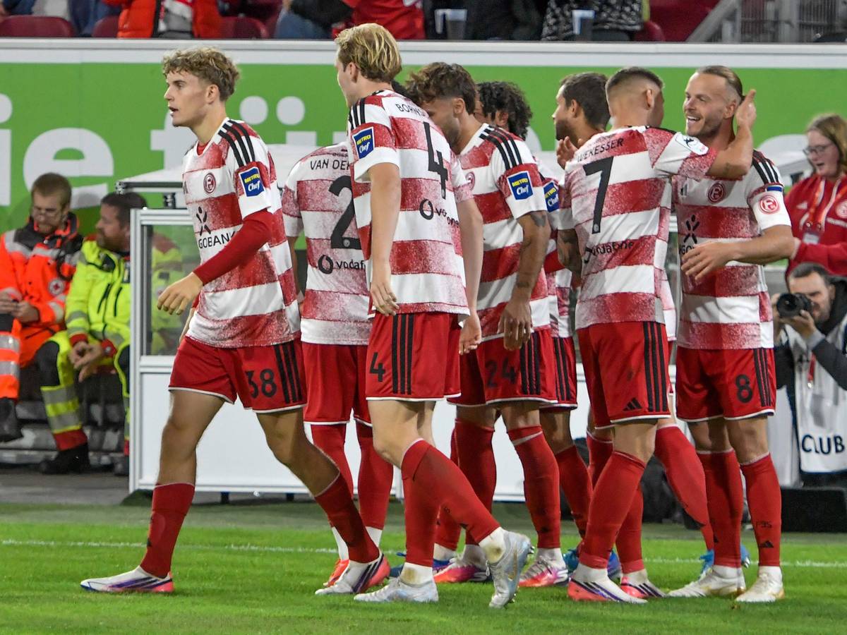 Die Profis von Fortuna Düsseldorf jubeln gemeinsam.