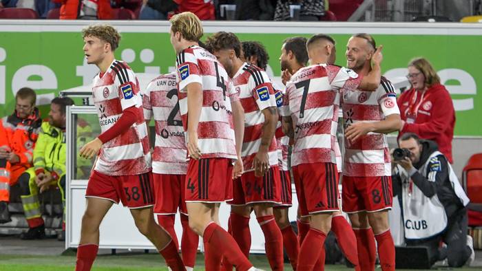 Die Profis von Fortuna Düsseldorf jubeln gemeinsam.