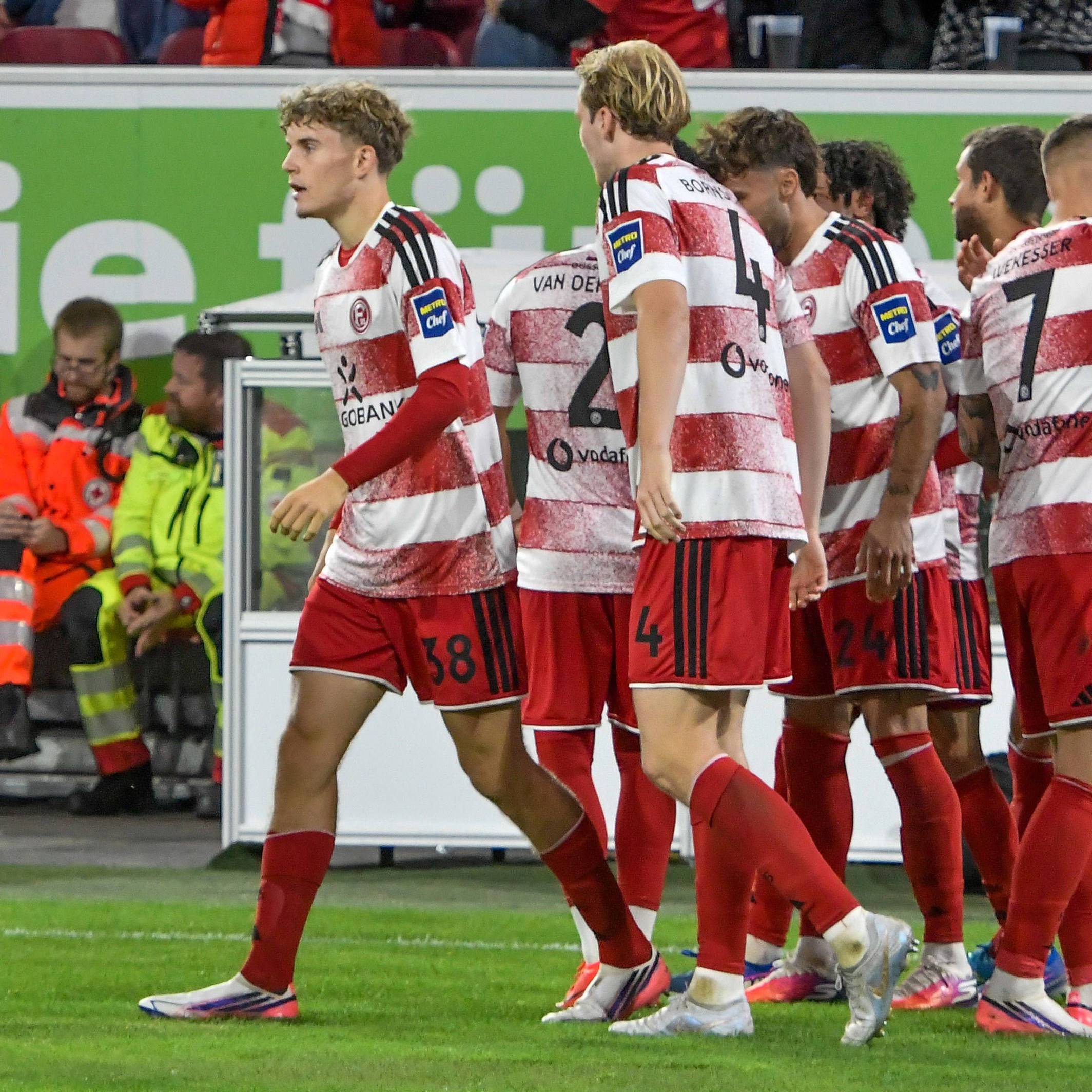 Die Profis von Fortuna Düsseldorf jubeln gemeinsam.