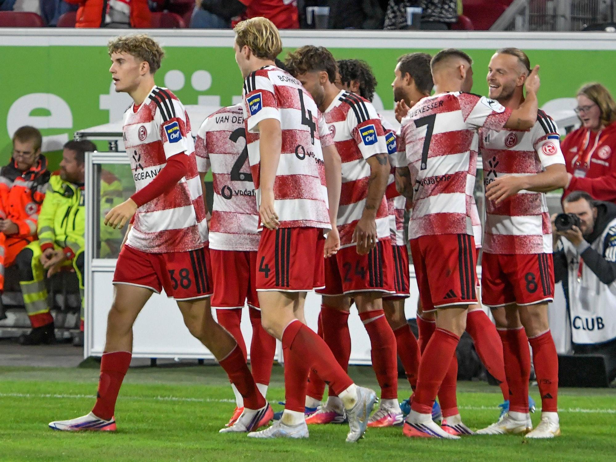 Die Profis von Fortuna Düsseldorf jubeln gemeinsam.