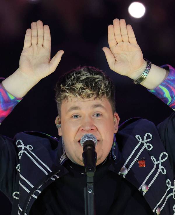 Florian Hertel von der Band Druckluft performt auf der Bühne.