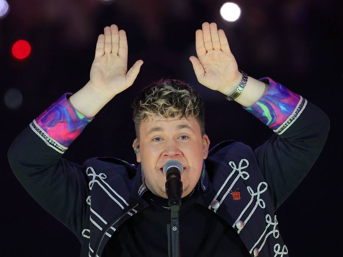 Florian Hertel von der Band Druckluft performt auf der Bühne.