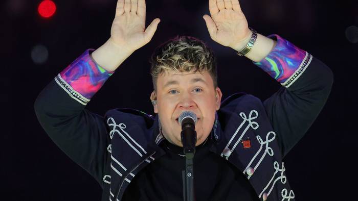Florian Hertel von der Band Druckluft performt auf der Bühne.