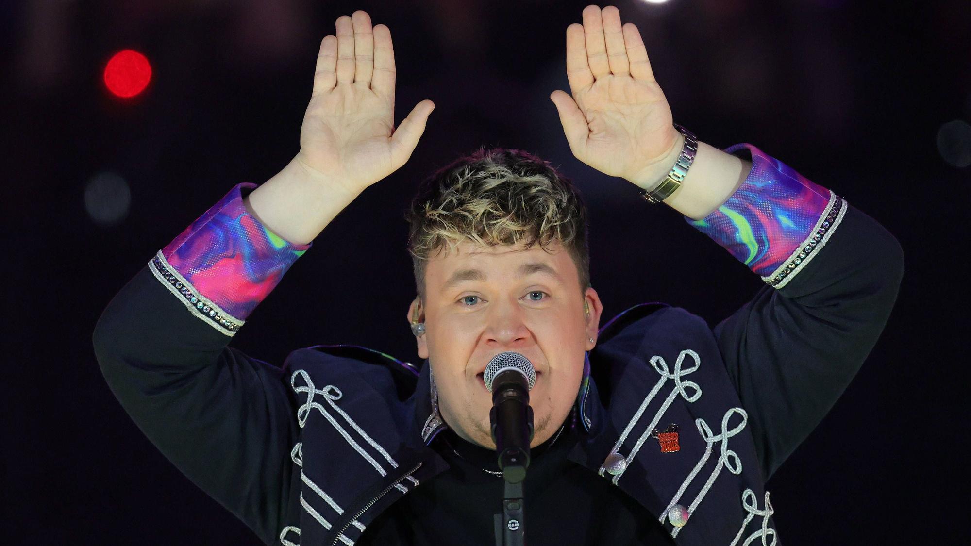 Florian Hertel von der Band Druckluft performt auf der Bühne.